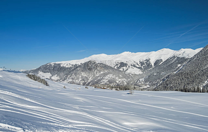 冬季高山度假胜地有粉雪铁轨和山丘的新图片