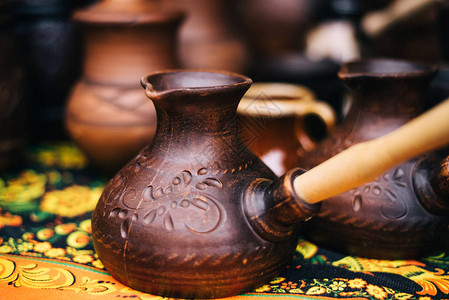 在集市上有很多陶器传统俄罗斯背景的烧粘土咖啡卷图片