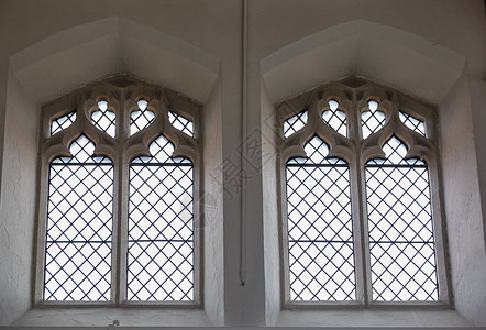 圣马修教堂的哥特神迹窗口的视图图片