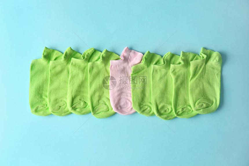 粉红袜在绿袜中以颜色背景为颜色图片