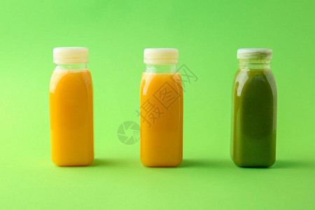 黄色的绿色果汁瓶装颜色背景和独特概图片