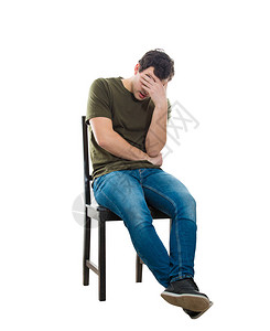 悲伤和失望的人坐在椅子上用手捂住脸图片