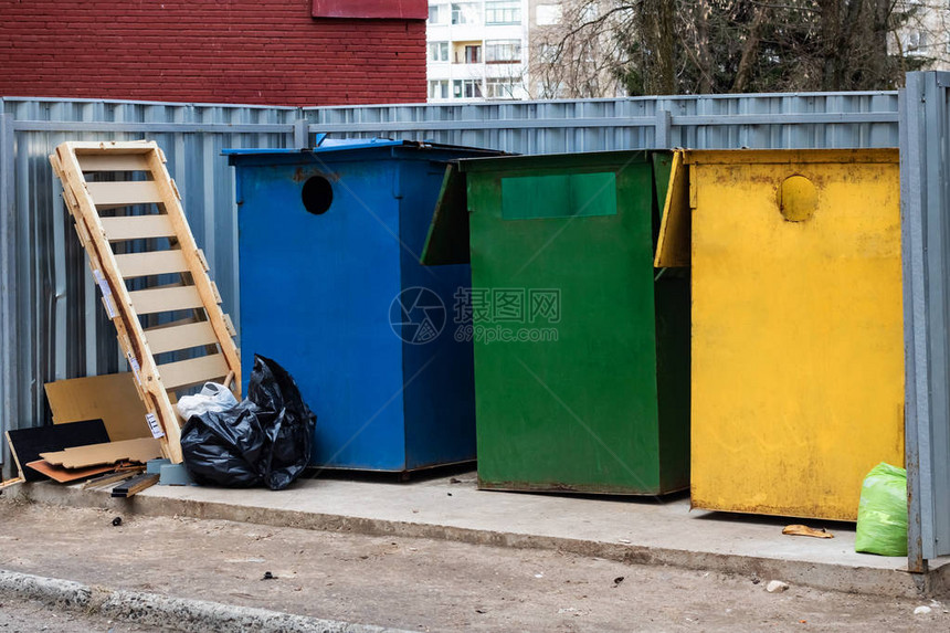 三个大型彩色垃圾桶和垃圾袋关闭图片