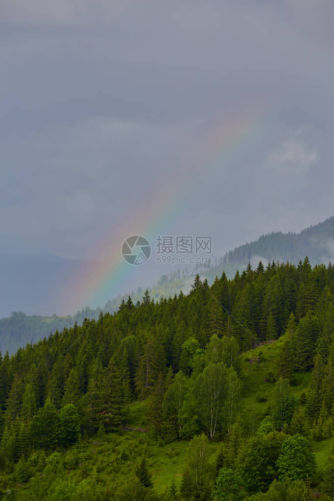 寒冷的晨雾红热的日出和山中的彩虹图片