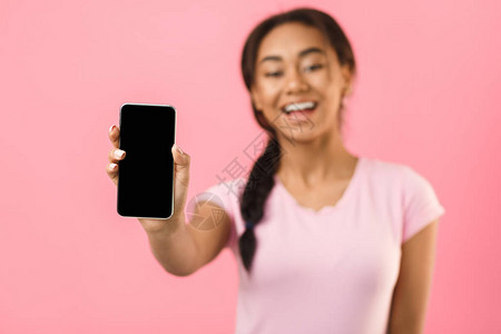 欢乐女孩展示空白的屏幕智能手机粉红色背图片