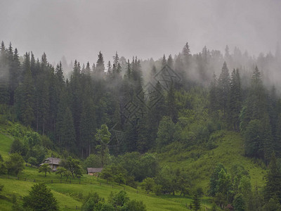 雾中的山景山里的房子荒野上的古老鬼屋荒地中间的木屋风景秀图片