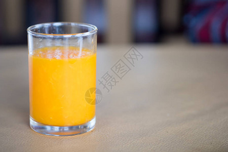 鲜榨橙汁维生素概念图片