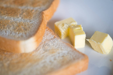 烤面包和黄油特写图片