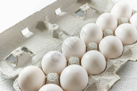 农场新鲜的白色鸡蛋在箱式中关图片