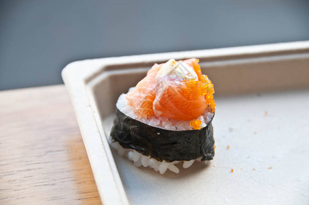 金橙新鲜美味的日本生鲑鱼加上奶油和一丁点小虾鸡蛋加在粘黏的白米上图片
