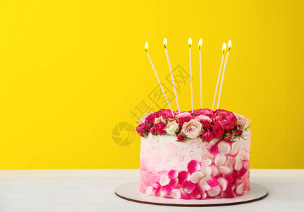 白桌上的美味生日蛋糕图片