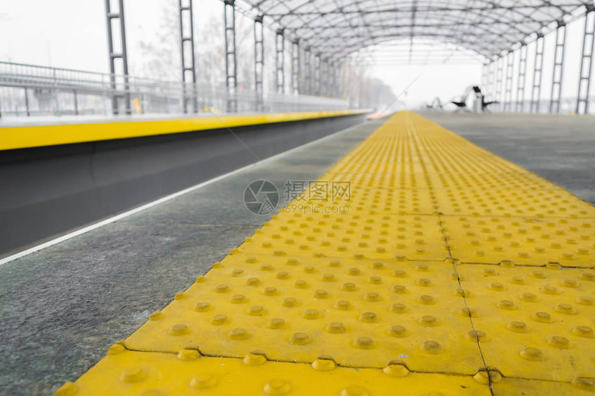 透视角下火车站盲人黄色停车线图片