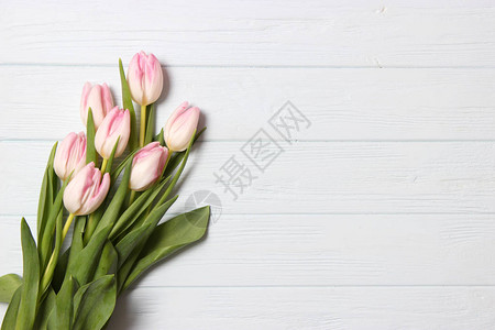 一束郁金香在木制背景顶视图上春天背景国际妇女节图片