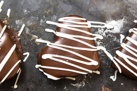 在面粉金属餐盘上装饰白巧克力的烤巧克力图片