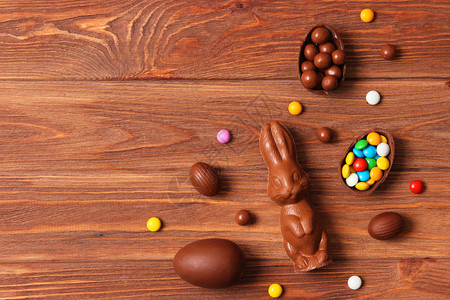 复活节成分巧克力鸡蛋和木本底的巧克力图片
