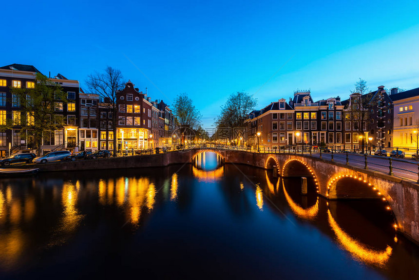 荷兰阿姆斯特丹市风景夜里有图片