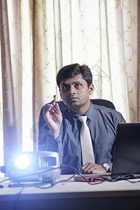 印度企业执行董事在办公室介绍情况时使用投油机的印度图片