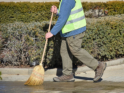 街道清洁工在路上工作图片