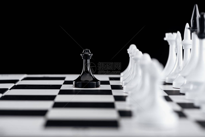带有白象棋和前面黑当子的棋盘选取焦点图片