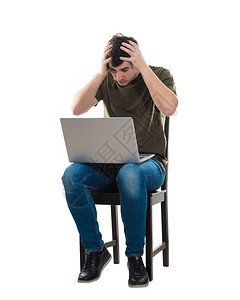 心烦意乱和压力大的年轻人使用笔记本电脑坐在椅子上图片