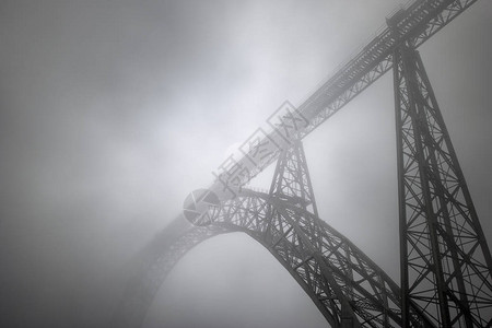 雾中的波尔图老铁桥图片