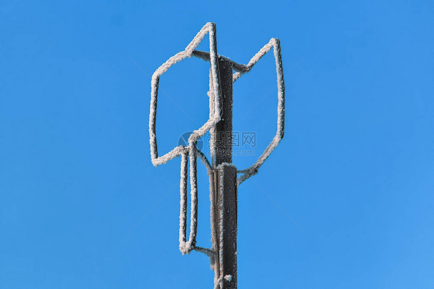 一个自制的铝线长方形屏风被绑在一根木杆上图片