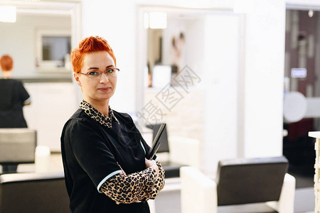 女理发师用剪刀合影小企业理念背景图片