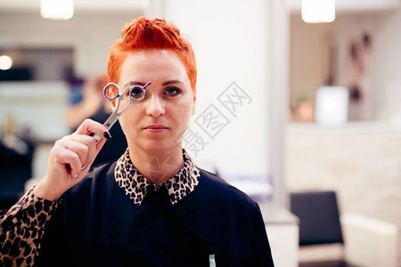 女理发师用剪刀合影小企业理念图片
