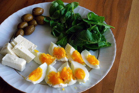 鳕鱼煮鸡蛋配有季节草药干酪和天然光照图片