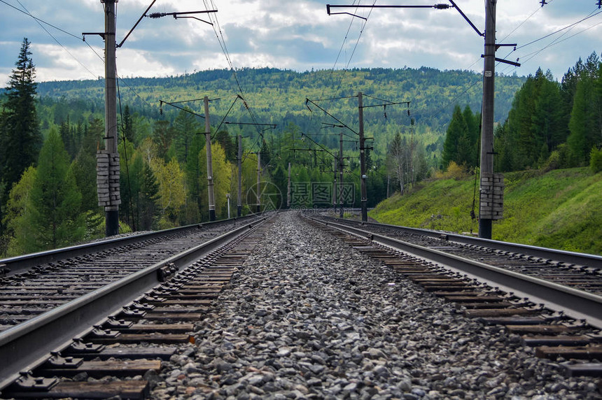 铁路轨道直达远方铁道位于图片
