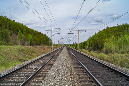 铁路轨道直达远方铁道位于图片
