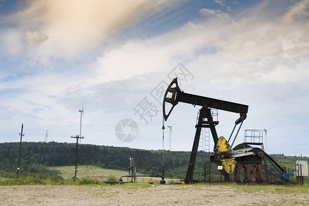 石油和天然气工业石油泵在油田上的工作图片