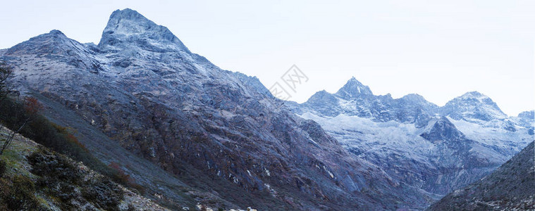 日出前珠穆朗玛峰地区的山景图片