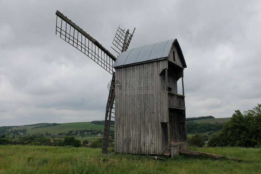 老传统乌克兰风车有风车的村庄风景图片