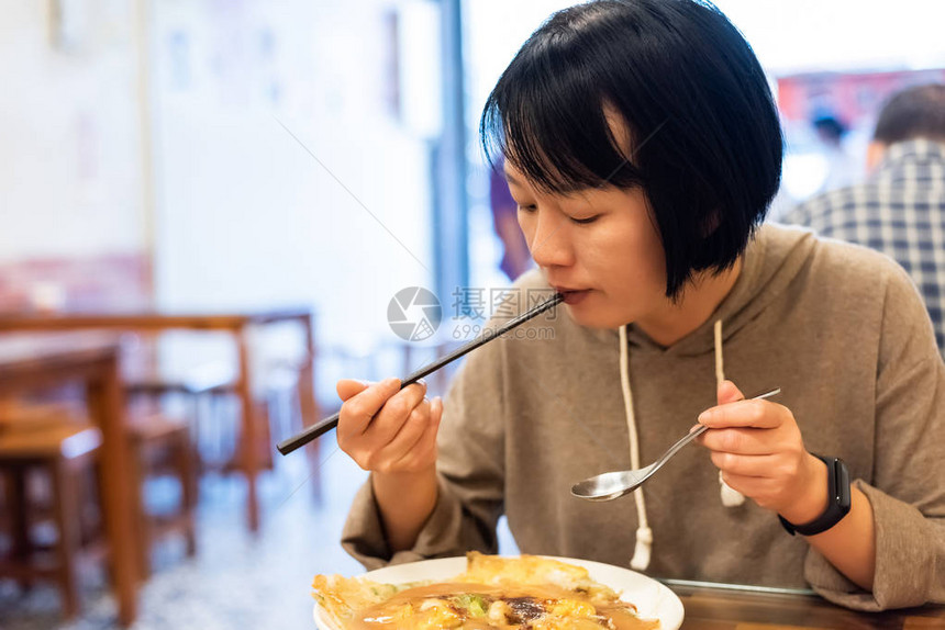 女人吃传统的小图片
