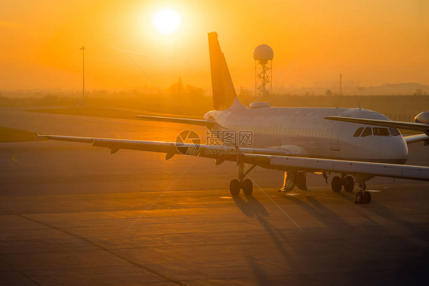 机场的飞机翼日出清晨AAC9图片
