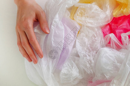 收集的塑料袋将被回收生态环境保护生态回收材图片