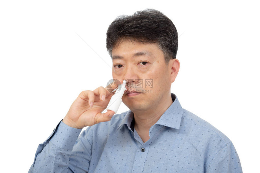 一个男人拿着鼻涕喷雾手放图片