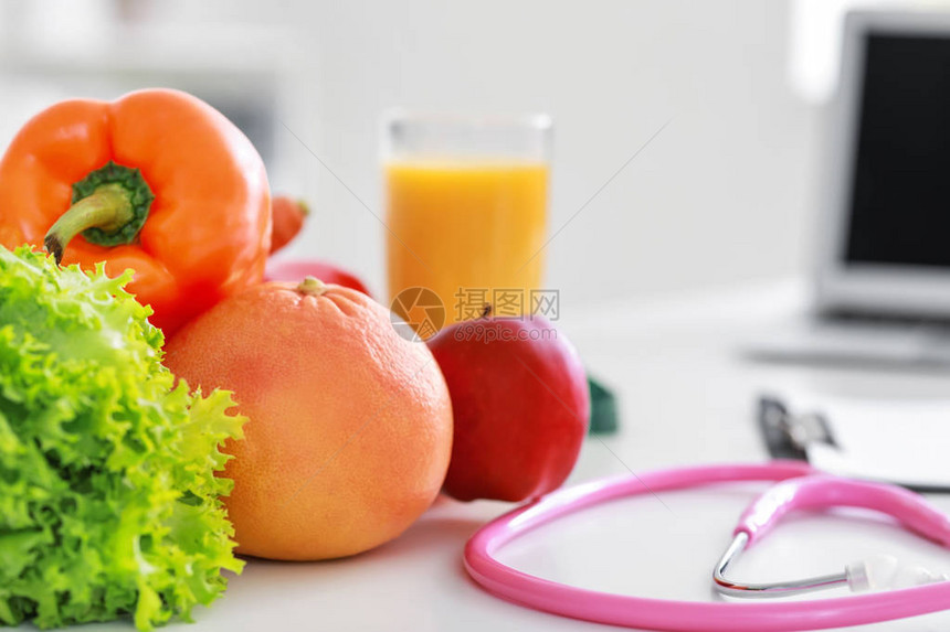 健康产品和听诊器在营养图片