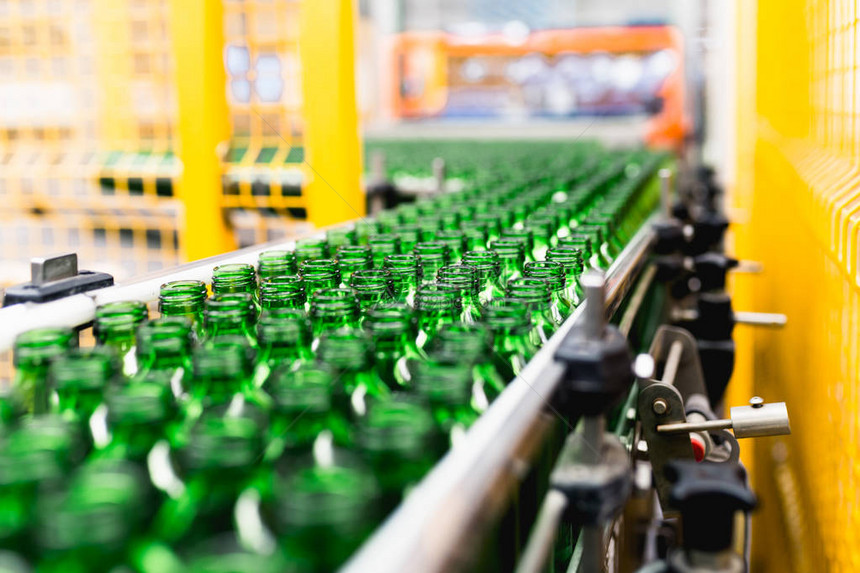 装瓶厂用于将纯净泉水加工和装瓶成绿色玻璃瓶的水装瓶生产线图片