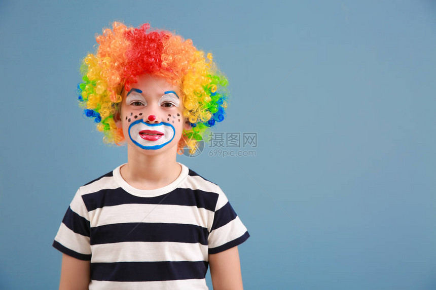 可爱的小男孩配上小丑化妆品在彩色背景上April图片