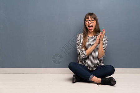 戴眼镜的女人在会议上发表演讲后坐图片