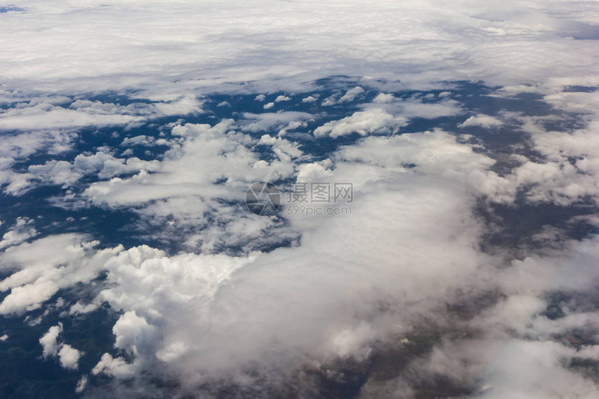 清晨空中飞机上有云彩背图片