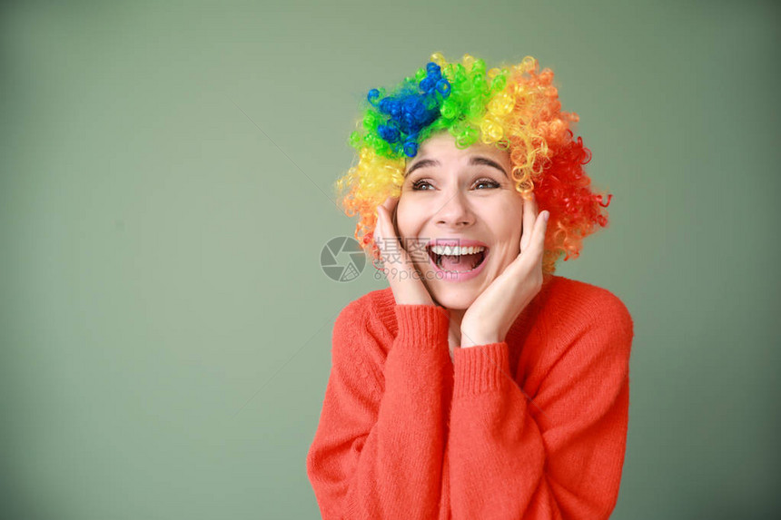 带假发的有趣女人参加四月愚人节彩色图片