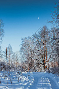 俄亚大村冬季雪村道路景观冬季雪的俄罗斯乡村道路俄罗背景