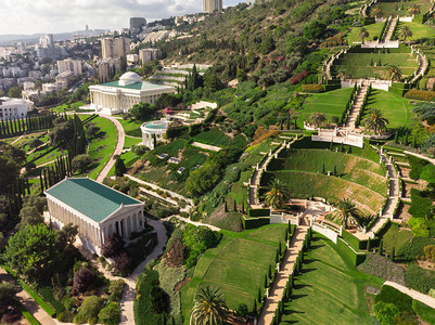 鸟瞰巴哈伊花园的美丽景色图片