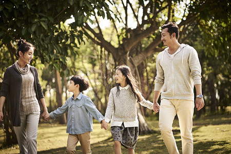 有两个孩子的亚洲家庭在公园里快乐微图片