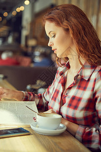 红发女人在咖啡馆看书图片