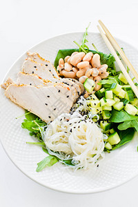 健康平衡的食物一碗玻璃面条豆子鸡乳菠菜阿图片
