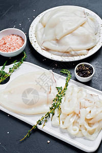新鲜的生鱿鱼烹饪原料百里香胡椒粉红盐黑色图片